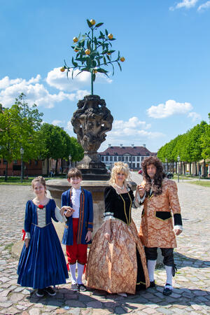 Das »Fürstenpaar« Henriette Catharina von Oranien-Nassau und ihr späterer Gatte Johann Georg II. von Anhalt-Dessau mit dem »Kinderfürstenpaar« am Wahrzeichen der Stadt Oranienbaum (Foto: Ralf Torger)