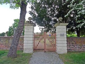 Haupteingang zum Wörlitzer Friedhof                            