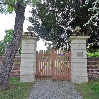 Haupteingang zum Wörlitzer Friedhof                            