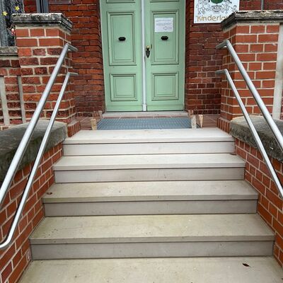 251210 Podest Treppe und Gitter