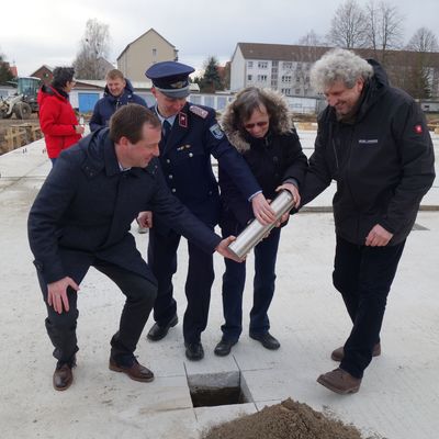 Eingraben der Dokumentenhülse im Fundament