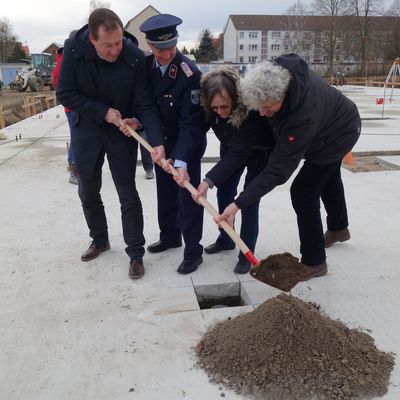 Eingraben der Dokumentenhülse im Fundament