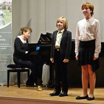 Musikpädagogin Dorislava Kuntschewa mit den beiden Nachwuchstalenten