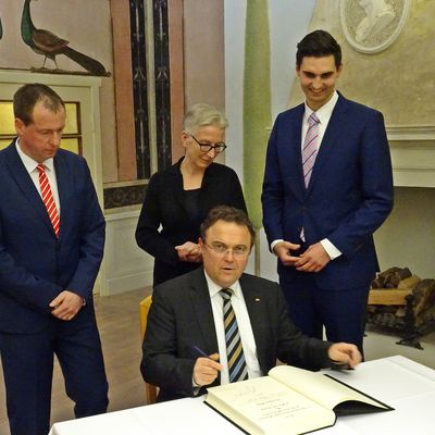 Herr Hans-Peter Friedrich trägt sich in das Ehrenbuch der Stadt ein