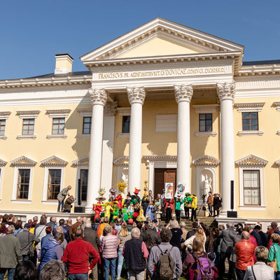 Die Gewinner des besten Umzugsbildes das Team vom "Ampelhaus" vorm Wörlitzer Schloss