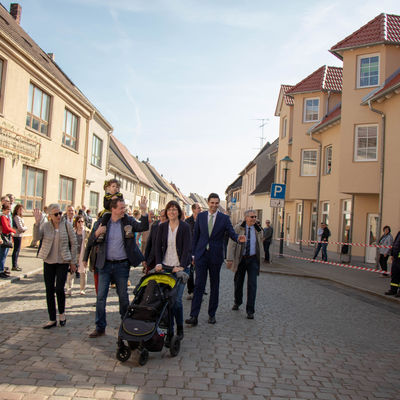 Direktorin der Kulturstiftung Dipl.-Ing. Brigitte Mang, Bürgermeister Maik Strömer mit Familie, der Bundestagsabgeordnete Sepp Müller sowie sein Vorgänger Ulrich Petzold nahmen an dem Umzug zum Frühlingserwachen teil.
