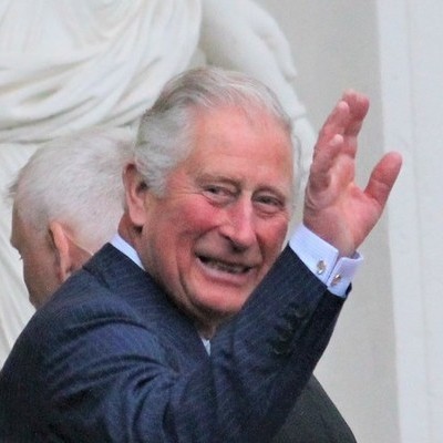 Prinz Charles und Ministerpräsident Haseloff  vorm Wörlitzer Schloss