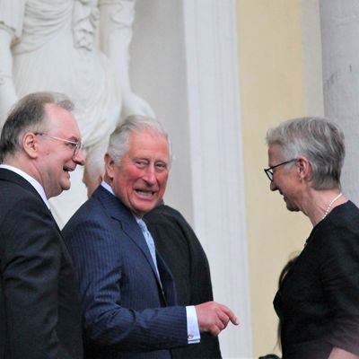 Prinz Charles, Ministerpräsident Haseloff und Direktorin der Kulturstiftung Dessau-Wörlitzer Gartenreich Frau Mang  vorm Wörlitzer Schloss