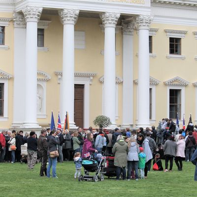 Die Zuschauer warten vorm Wörlitzer Schloss auf den royalen Besuch