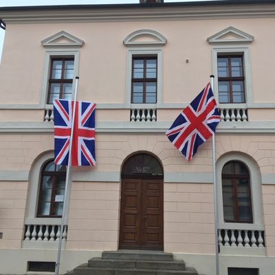 Das Wörlitzer Rathaus mit britischer Beflaggung