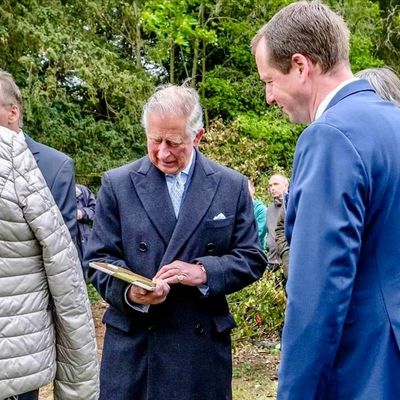 Prinz Charles erhält vom Bürgermeister der Stadt Oranienbaum-Wörlitz Maik Strömer eine Fließe auf der eine historischen Abbildung des Schloss Wörlitz zu sehen ist