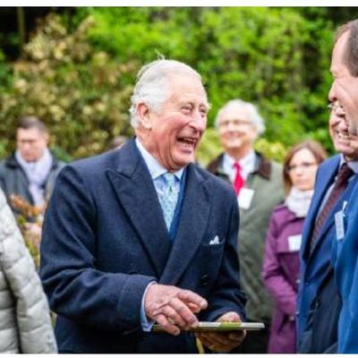 Prinz Charles erhält vom Bürgermeister der Stadt Oranienbaum-Wörlitz Maik Strömer eine Fließe auf der eine historischen Abbildung des Schloss Wörlitz zu sehen ist